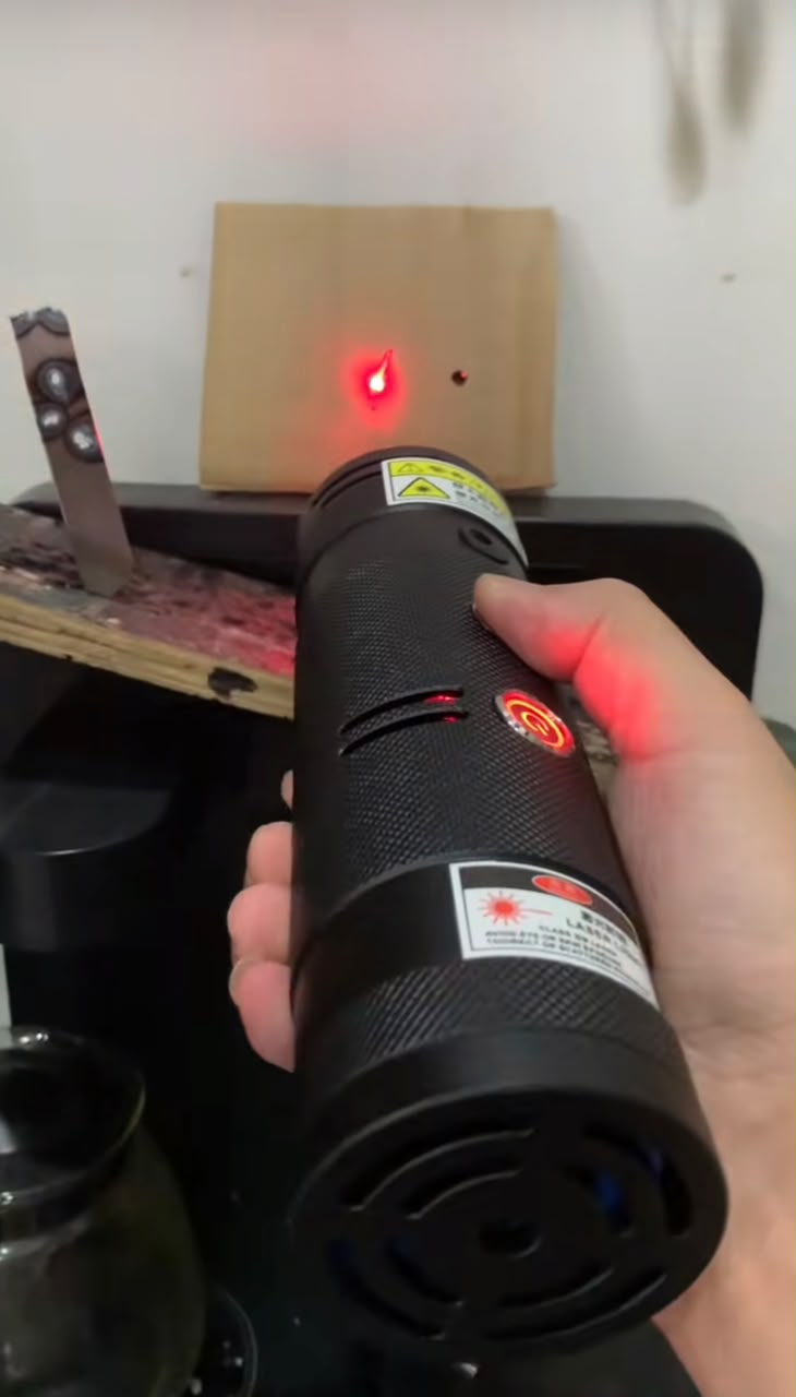 Laser vermelho projetando ponto na madeira